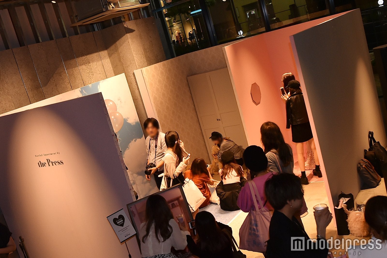 フォトスペースの模様 （C）モデルプレス