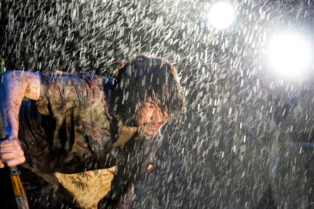 “びしょ濡れ”綾野剛＆“肉体美”村上虹郎、闘う男の色気漂う