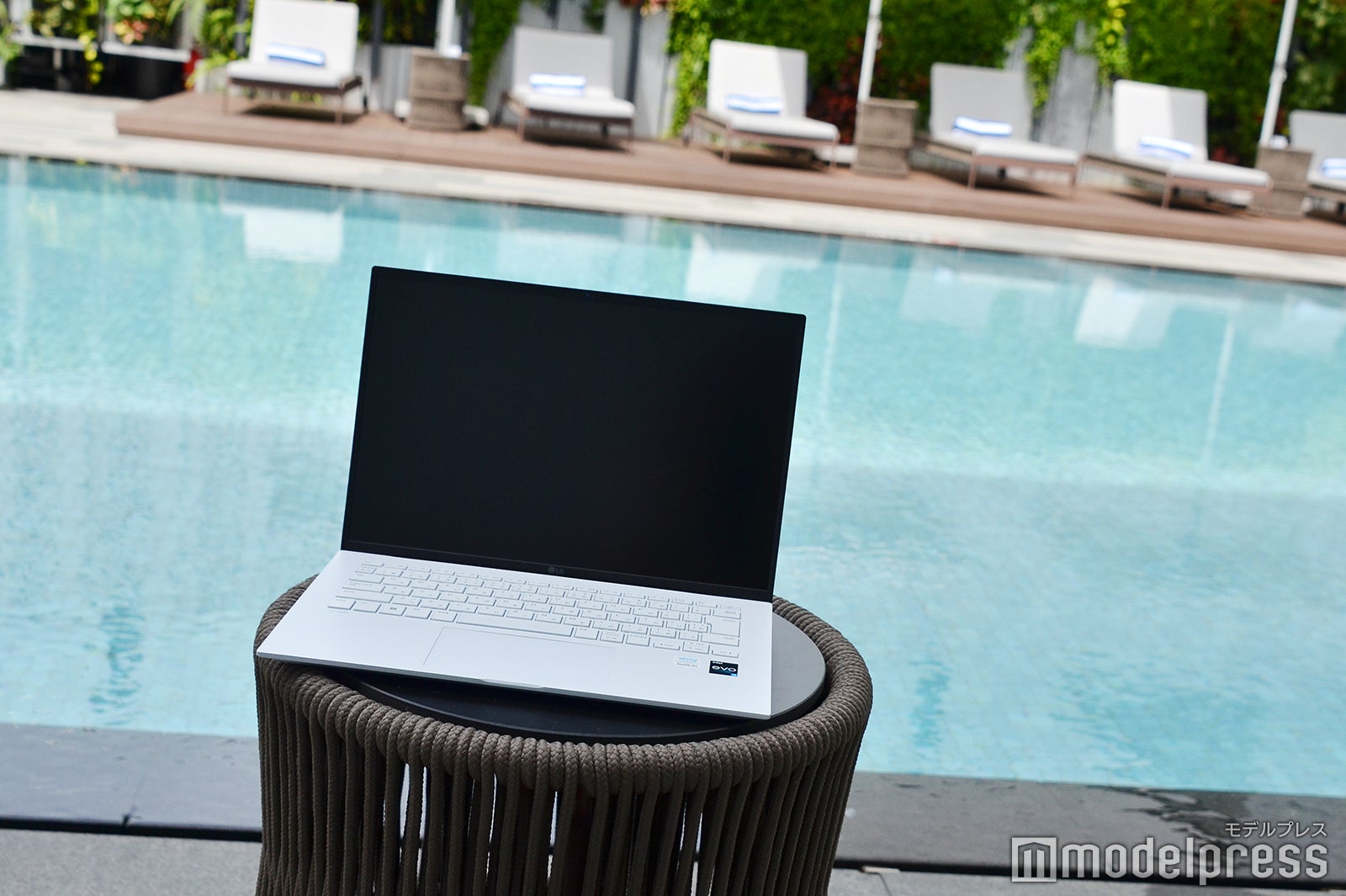 大画面のノートPCは旅行でも活躍（C）モデルプレス