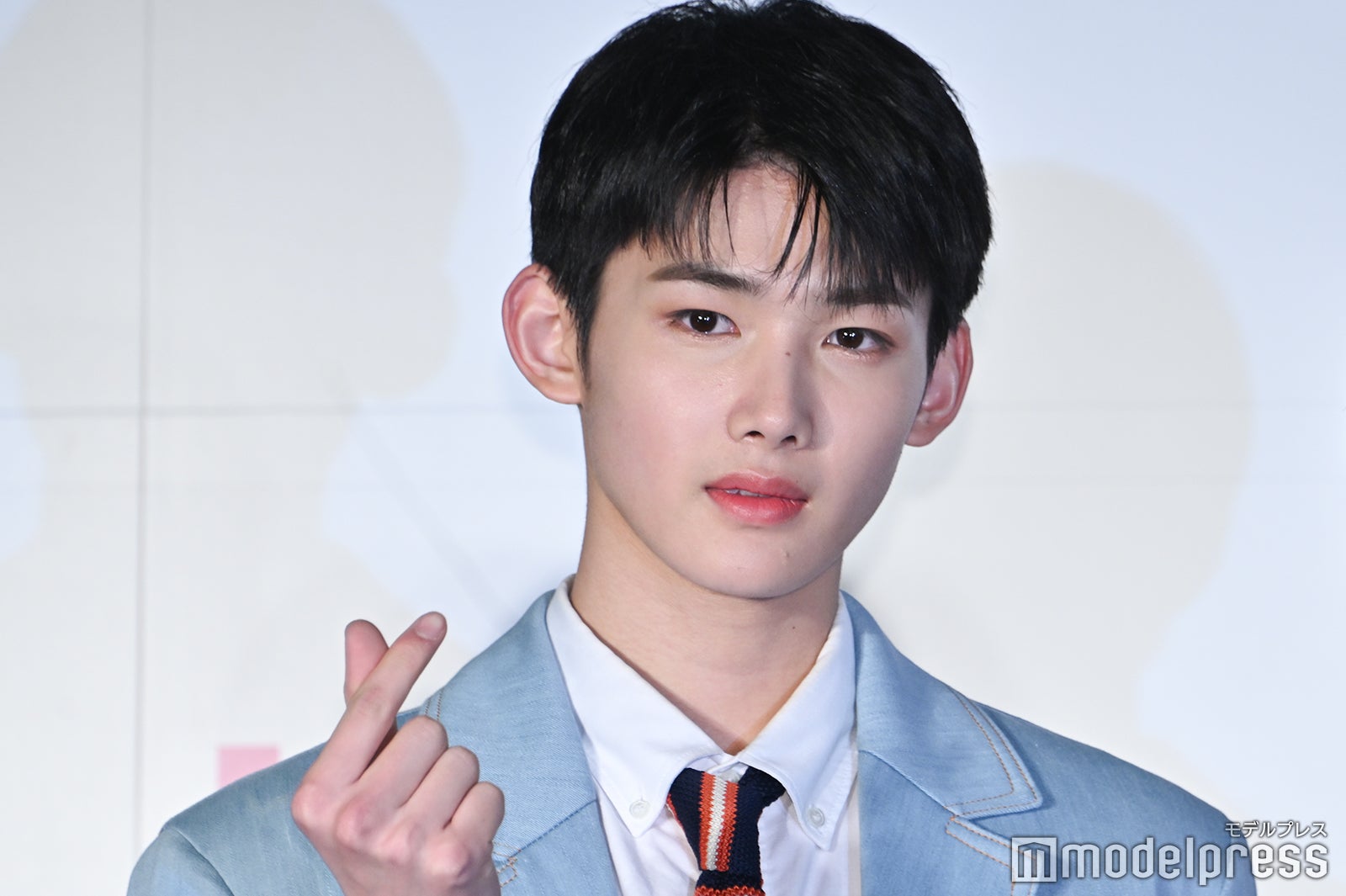 指ハートを作るJO （C）モデルプレス