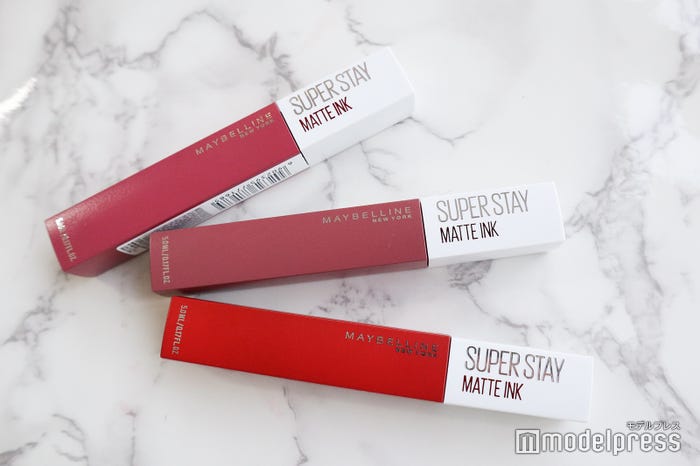 (左から)70、115、118(C)モデルプレス