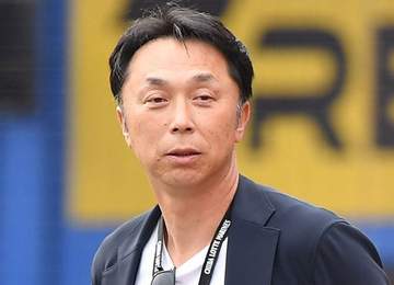 えっ来てたの！？宮本慎也氏が人気音楽グループメンバー＆ダンサーと神宮スタンドで観戦 ユニ姿にファン騒然「うらやまー」「繋がりあるんですね、びっくり」