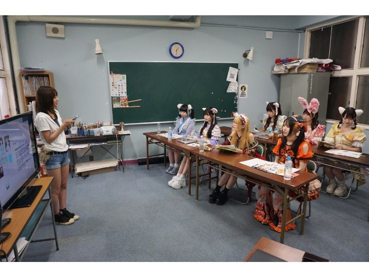 明美文化服装専門学校 「ふぇありーているず！」の衣装を学生がプレゼン