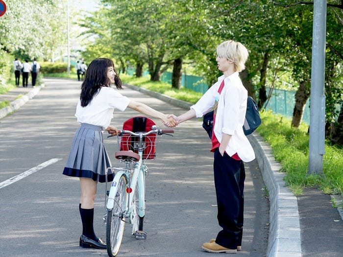 土屋太鳳、高杉真宙(C)2017 「PとJK」製作委員会