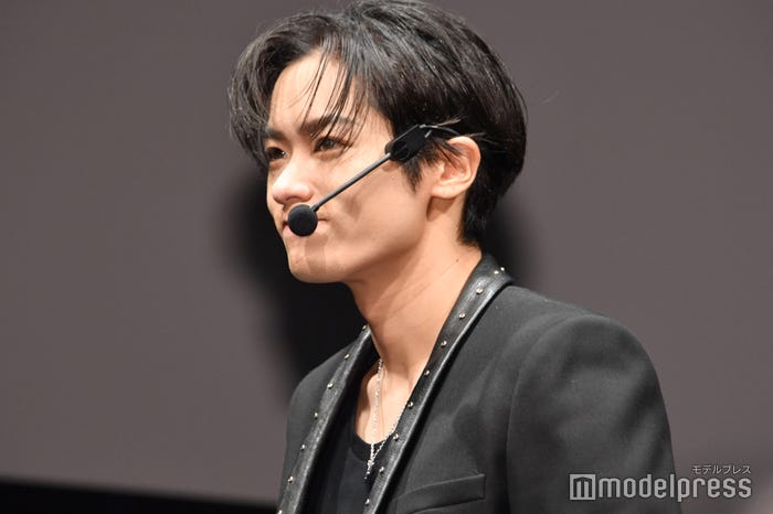 ランウェイを歩く川村壱馬(C)モデルプレス