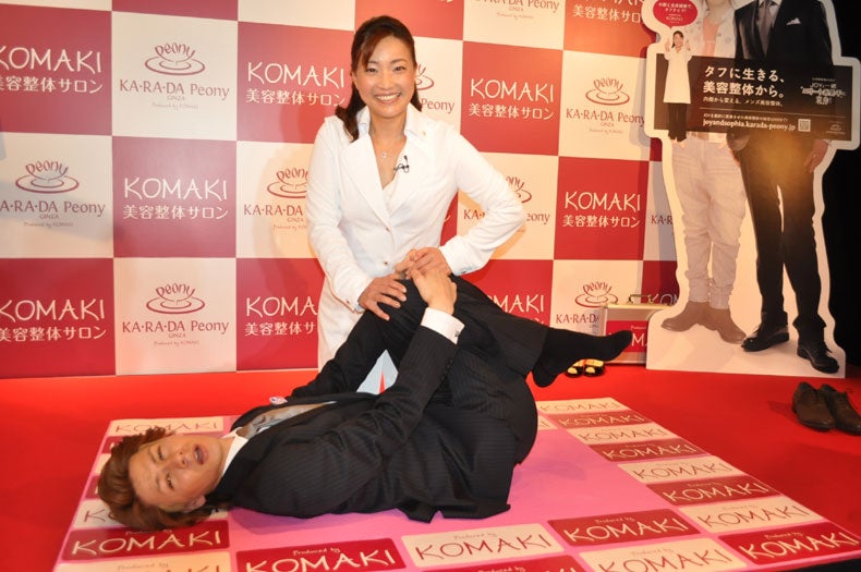 KOMAKI先生の施術を受けるJOY