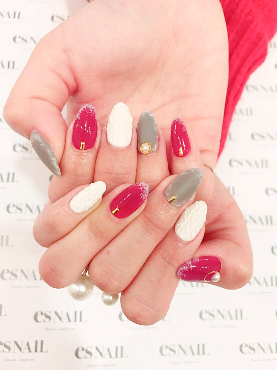 クリスマスカラーのウィンターネイル／画像提供：esNAIL