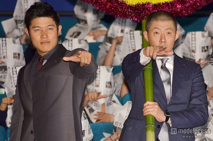 (左から)鈴木亮平、荒川良々