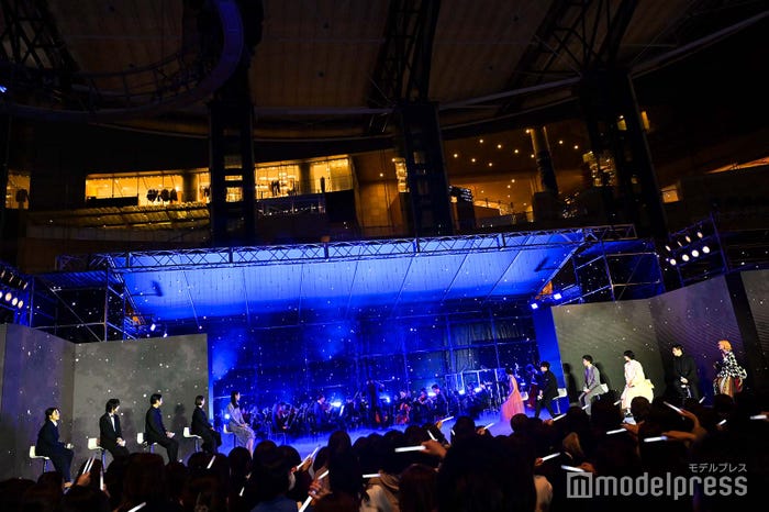 サプライズの様子/(左から)寒竹ゆり監督、荒木飛羽、向井理、小泉今日子、八木莉可子、満島ひかり、佐藤健、木戸大聖、夏帆、中尾明慶、アオイヤマダ (C)モデルプレス