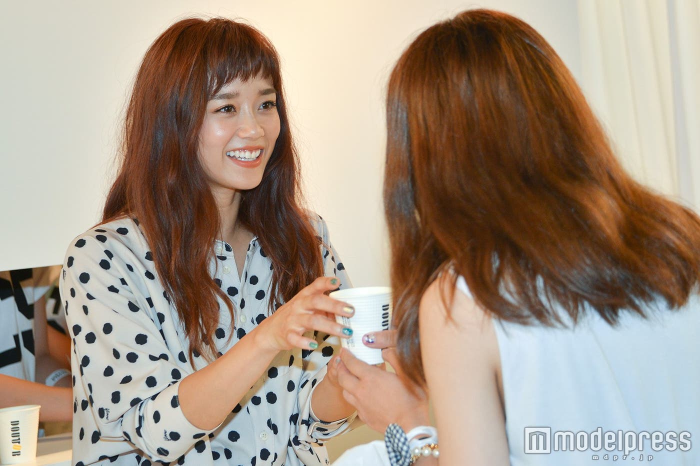 「ドトールコーヒーショップ」のブースでコーヒーを手渡しする宮城舞(左)(C)モデルプレス
