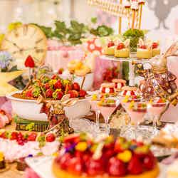 アリスのスイートティーパーティ ~不思議の国のいちご畑~ /画像提供:ツカダ・グローバルホールディング