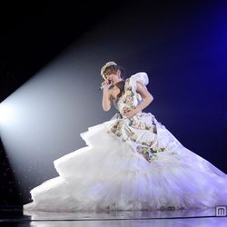 浜崎あゆみショウ の集大成 ウエディングドレス姿で熱唱 15周年ツアー開幕 モデルプレス