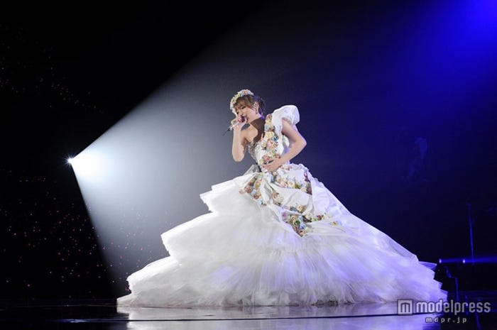 浜崎あゆみショウ の集大成 ウエディングドレス姿で熱唱 15周年ツアー開幕 モデルプレス 浜崎あゆみショウ の集大成 ウエディングドレス姿で熱唱 15周年ツアー開幕 モデルプレス