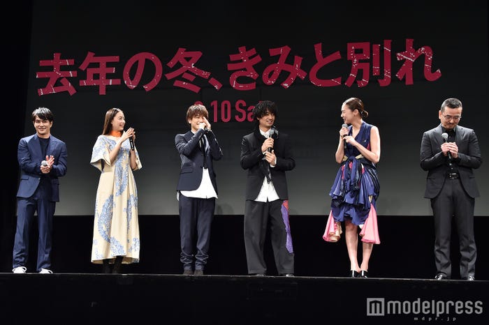 新婚・浅見れいなを祝福する様子 (C)モデルプレス