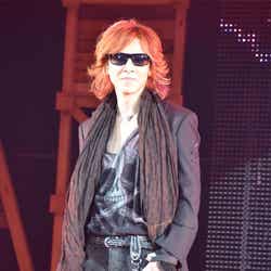ランウェイに登場したYOSHIKI