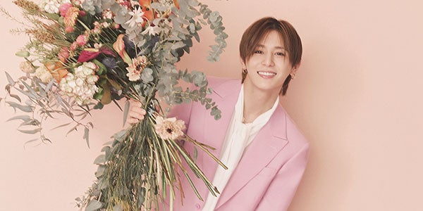Hey! Say! JUMP山田涼介、ピンクスーツ＆花束で多彩な表情見せる