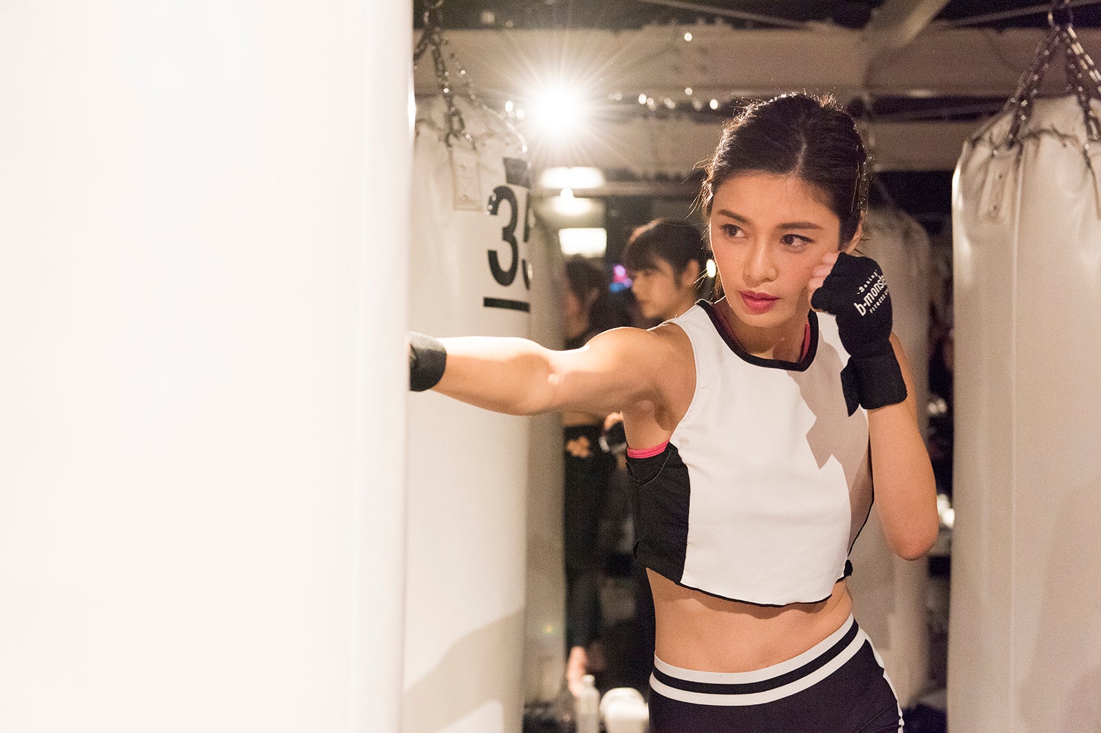 島袋聖南、美腹筋あらわでボクシング「すごくストレス発散になった」