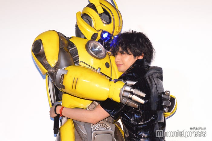 “高級”オプティマスプライムに自宅で話しかけている中島健人(C)モデルプレス