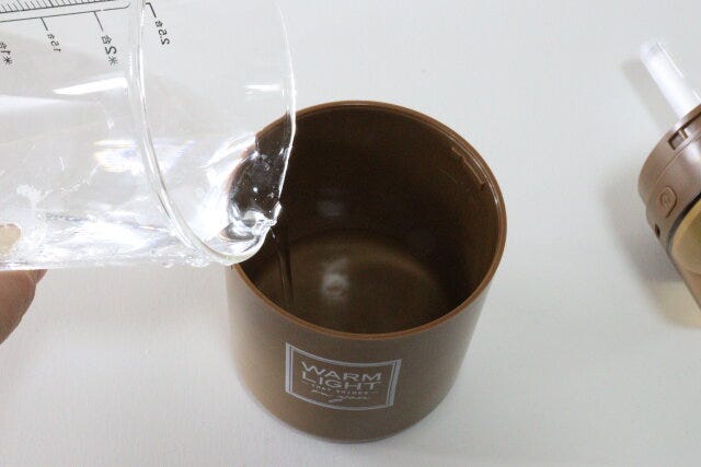 ダイソー USB式加湿器(キャンドル型) ダイソーのUSB式加湿器(キャンドル型)に水を入れる