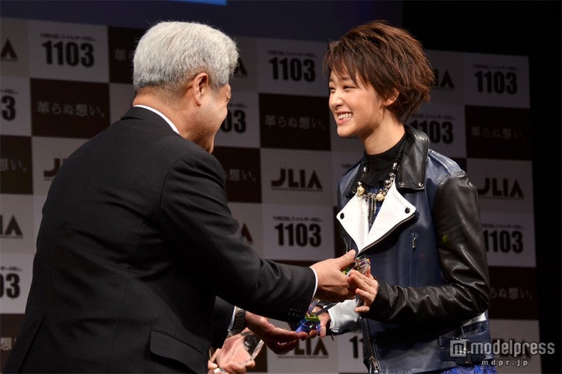 剛力彩芽（右）