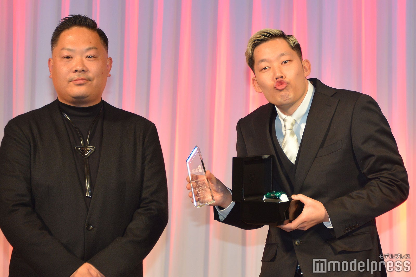 （右）ぬりぼう（C）モデルプレス