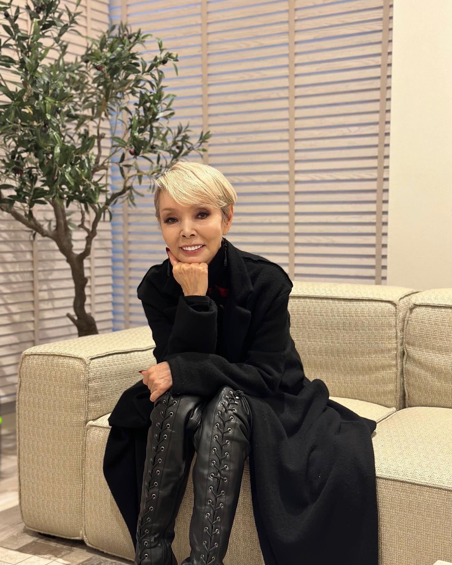 研ナオコ、53年前のジャケット写真でミニスカ美脚「貴重な1枚」「スタイル抜群」の声