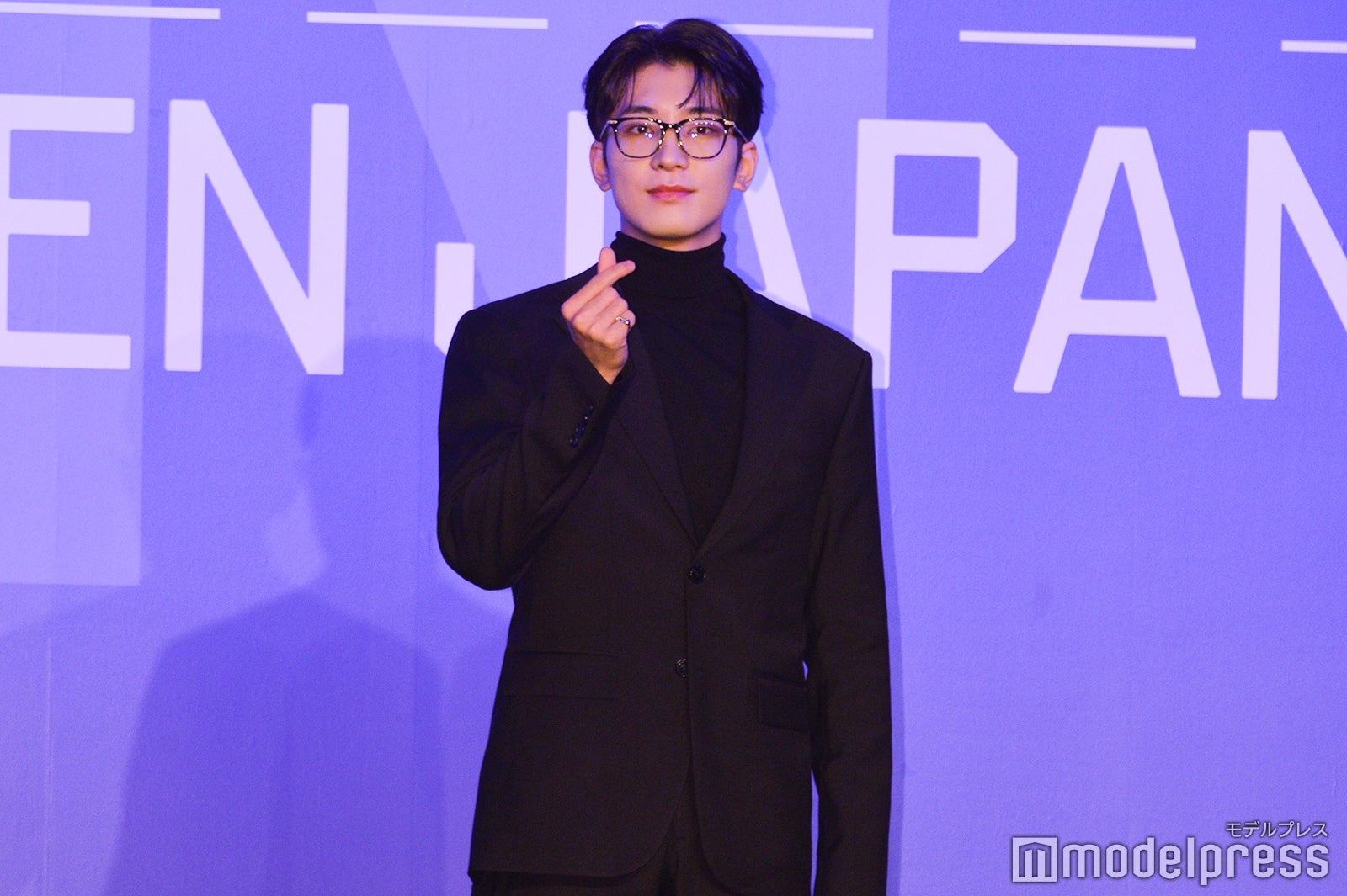 会見中にも熱心にメモを取っていたWONWOO （C）モデルプレス