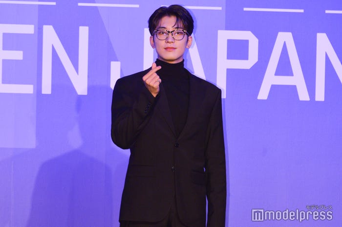 会見中にも熱心にメモを取っていたWONWOO (C)モデルプレス