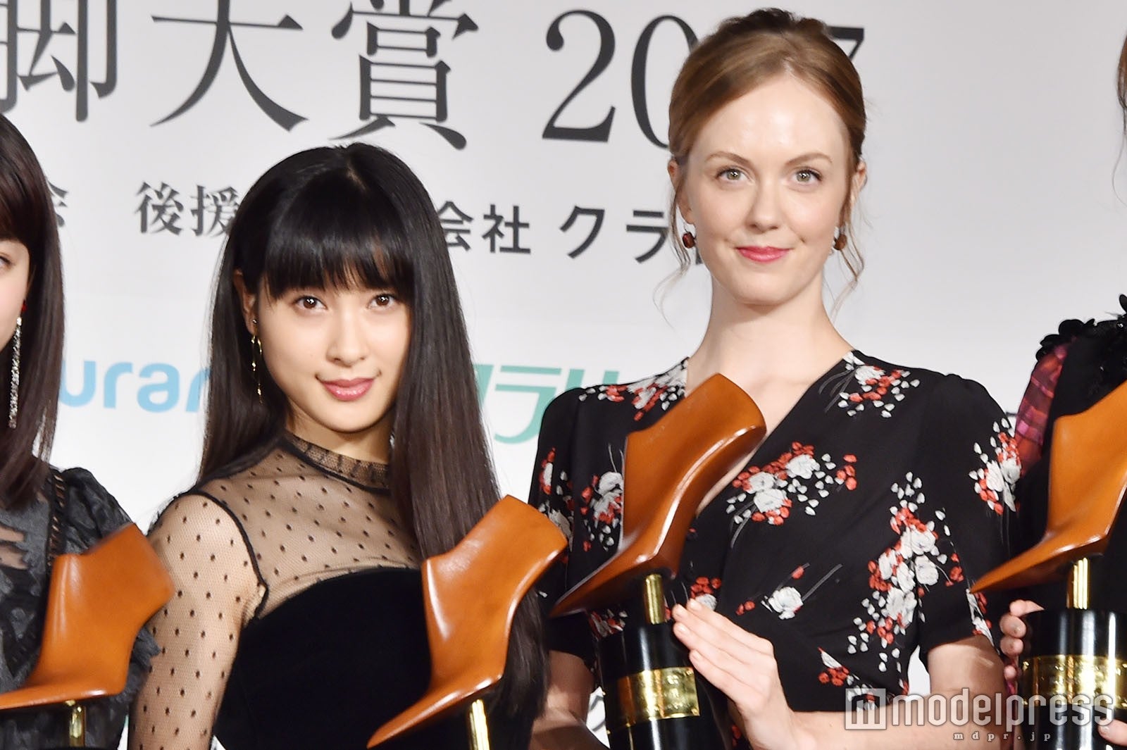 土屋太鳳＆シャーロット・ケイト・フォックス、朝ドラヒロインが再会　“約束”交わす