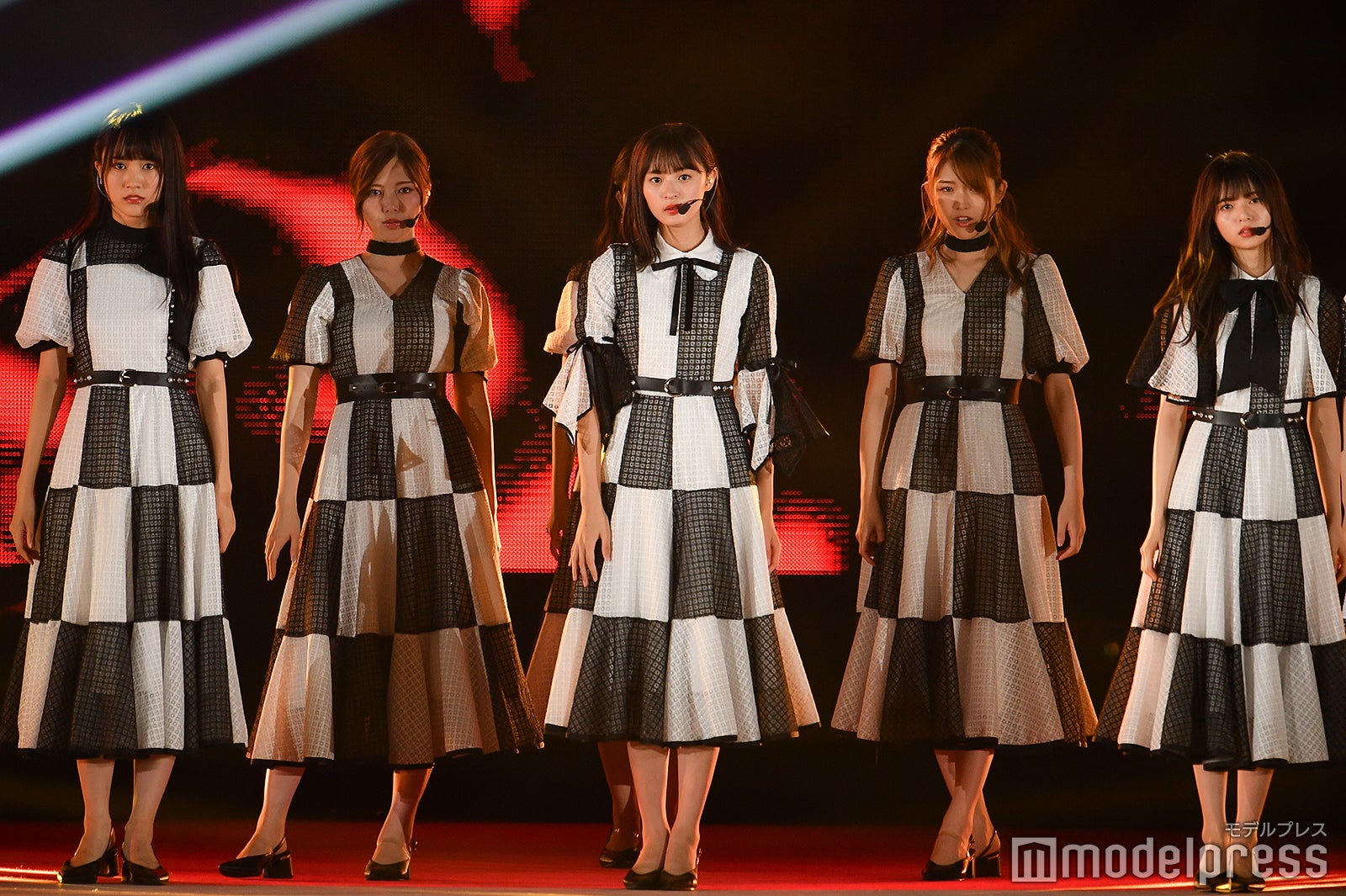 賀喜遥香、白石麻衣、遠藤さくら、松村沙友理、齋藤飛鳥（C）モデルプレス