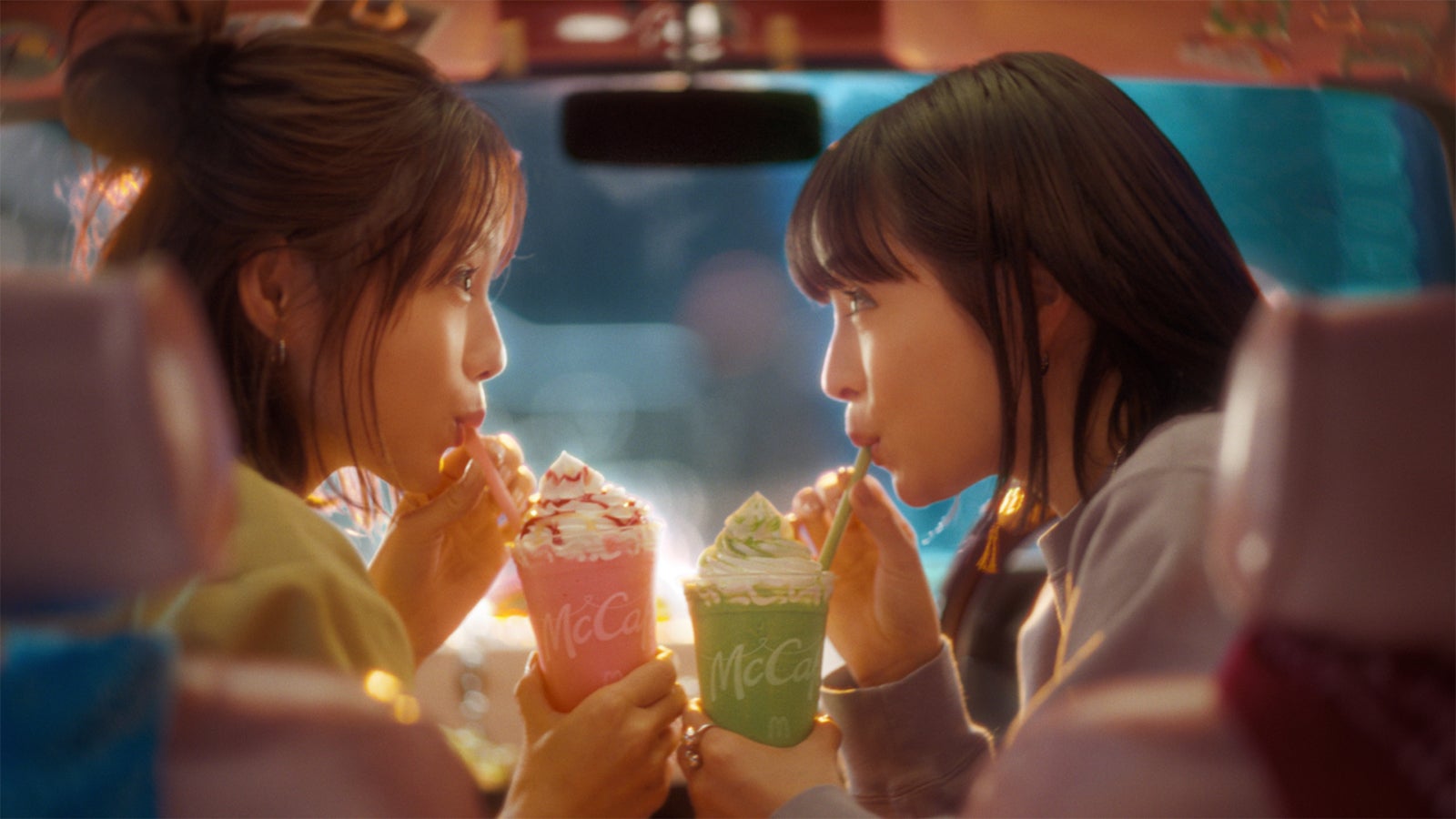 宮崎あおい、広瀬すず／新TVCM「マックカフェ寄り道マック 夜のドライブ」篇より（提供写真）