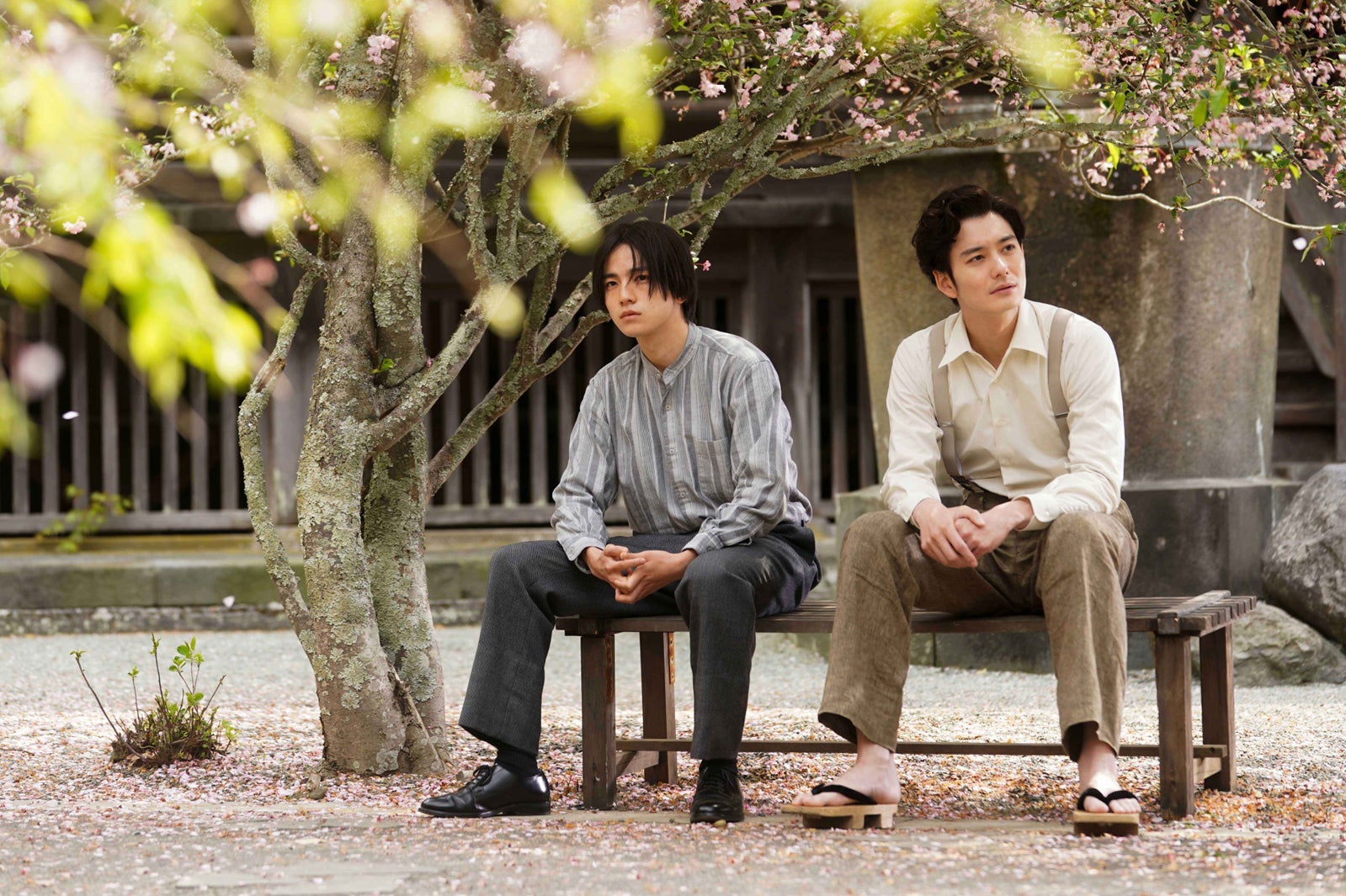 木戸大聖、岡田将生（C）2025「ゆきてかへらぬ」製作委員会