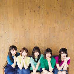 モデルプレス - 欅坂46「青空とMARRY」志田愛佳・守屋茜・渡辺梨加・渡邉理佐・菅井友香、色白美脚が眩しい