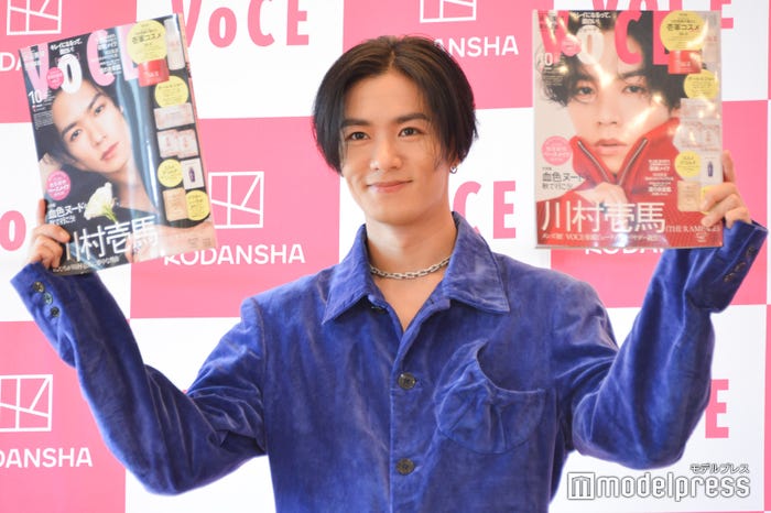 自身の表紙に挟まれて嬉しそうな川村壱馬(C)モデルプレス