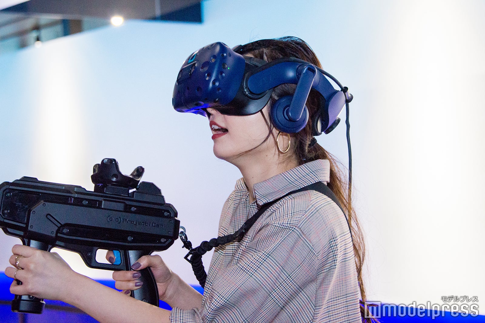 思わずVRの世界に見惚れる橋本さん（C）モデルプレス