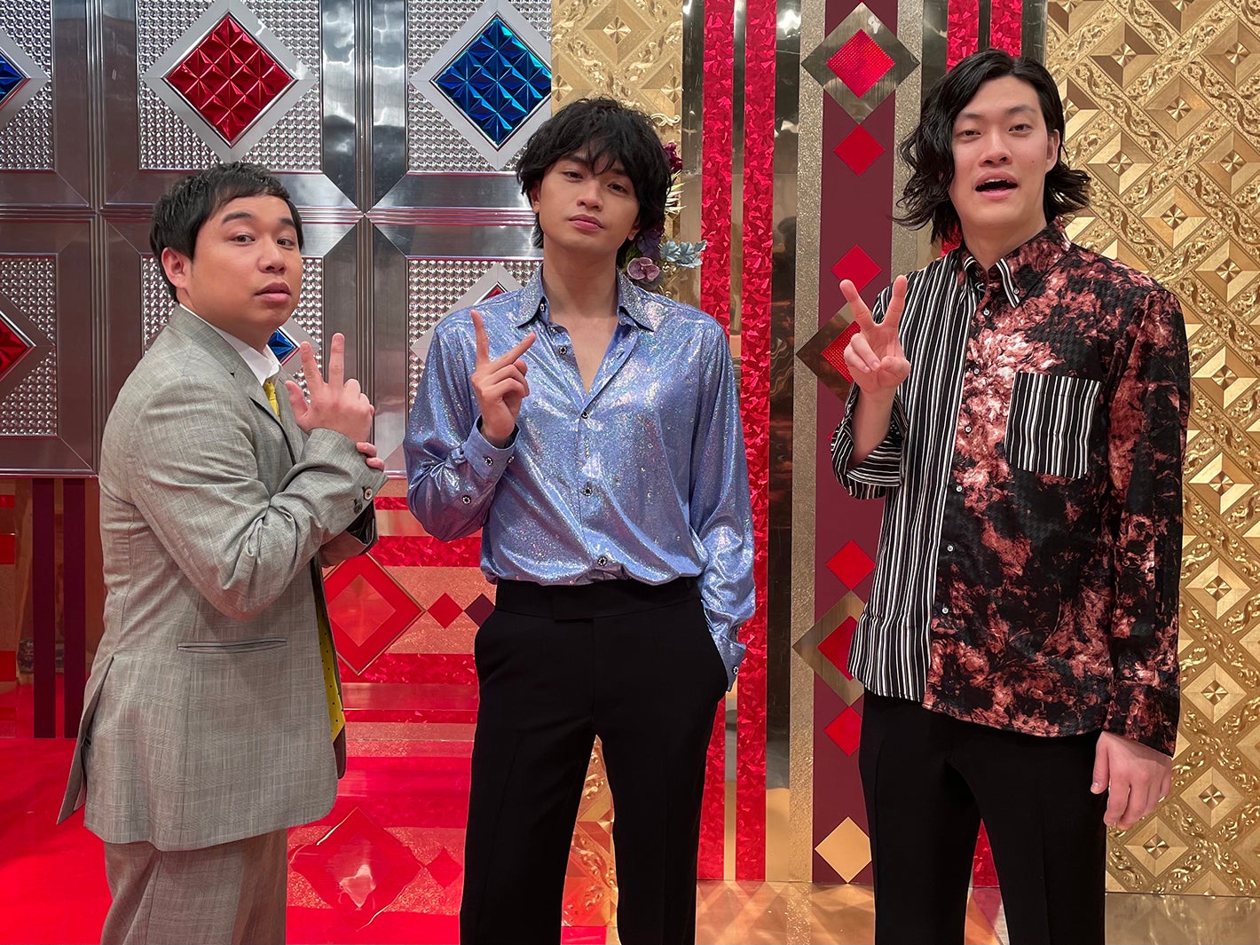 Sexy Zone中島健人、“仲良し”霜降り明星・粗品とセクシー対決“セクシーTシャツやぶり”披露