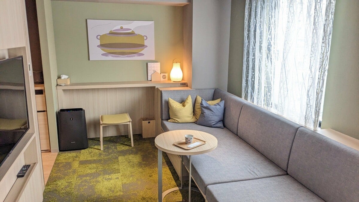 OMO5金沢片町の客室のリビングスペース。客室は施設により広さなども随分違う