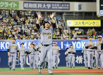えっ阪神・佐藤輝明が伏見寅威を持ち上げようとしてる！横浜スタジアムでファンからの胴上げコールに反応したほほ笑ましいシーン