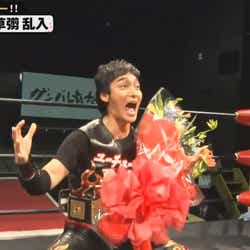 モデルプレス - ユーチューバー草なぎ剛、プロレス乱入で大暴れ アドレナリン放出の“名勝負”繰り広げる<72時間ホンネテレビ>