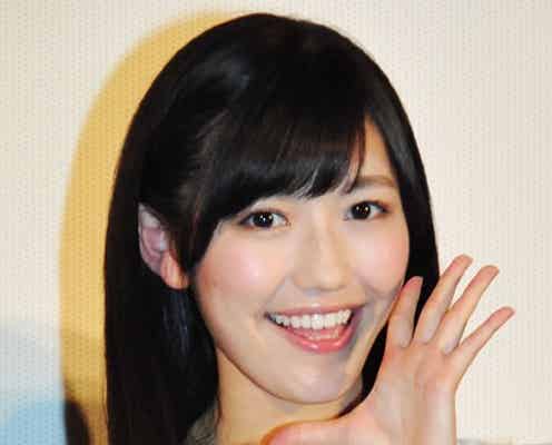 渡辺麻友、白ワンピで美脚披露 擬似恋愛体験にうっとり
