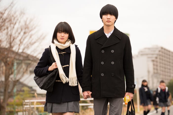 ドラマ『クズの本懐』第一話より(左から)吉本実憂、桜田通(画像提供:フジテレビ)