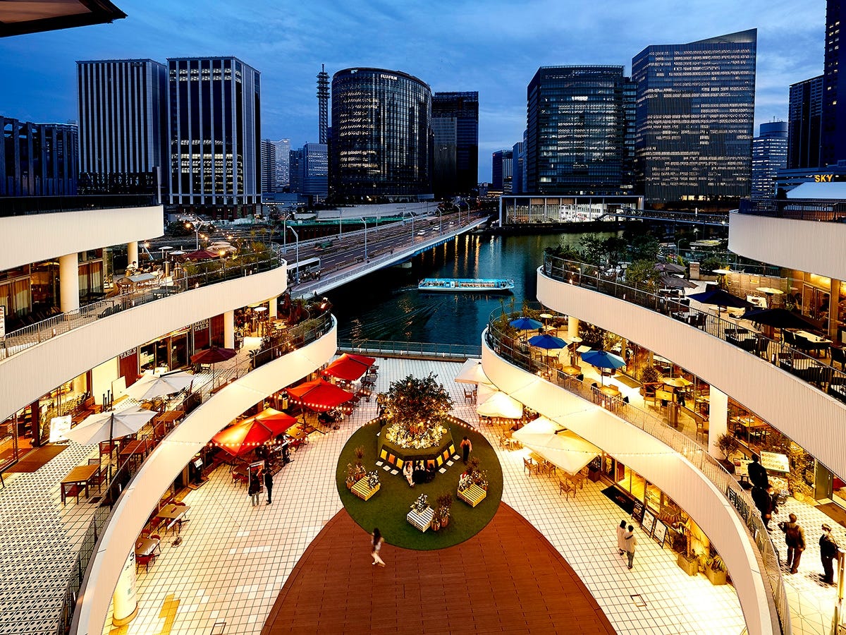 横浜ベイクォーター 3階 メイン広場でアメリカンスタイルのBBQを楽しめる！（画像はイメージ、提供画像）