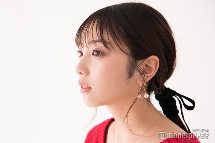 乃木坂46与田祐希、ペールトーンピンク×ゆるかわで旬の“春顔”に＜担当ヘアメイクが解説＞ モデルプレス