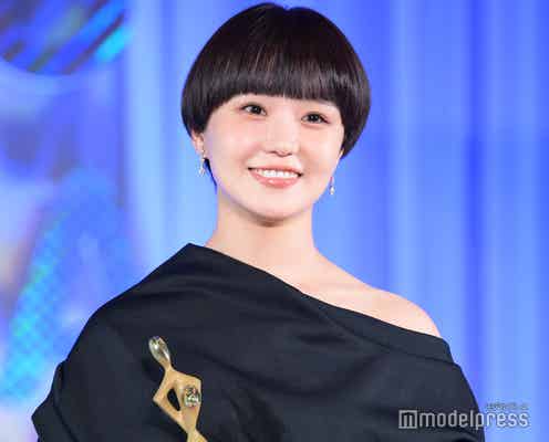 奈緒、アシンメトリードレスから美肩輝く「東京サラダボウル」で主演女優賞受賞【東京ドラマアウォード2025】