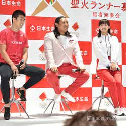 （左から）桐生祥秀選手、秋山竜次、綾瀬はるか（C）モデルプレス