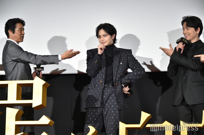 “適当ジェントル”でジェントルNo.1の称号を手にした中島健人「隣国のジェントルは吐息で勝負」/堤真一、中島健人、山崎育三郎(C)モデルプレス