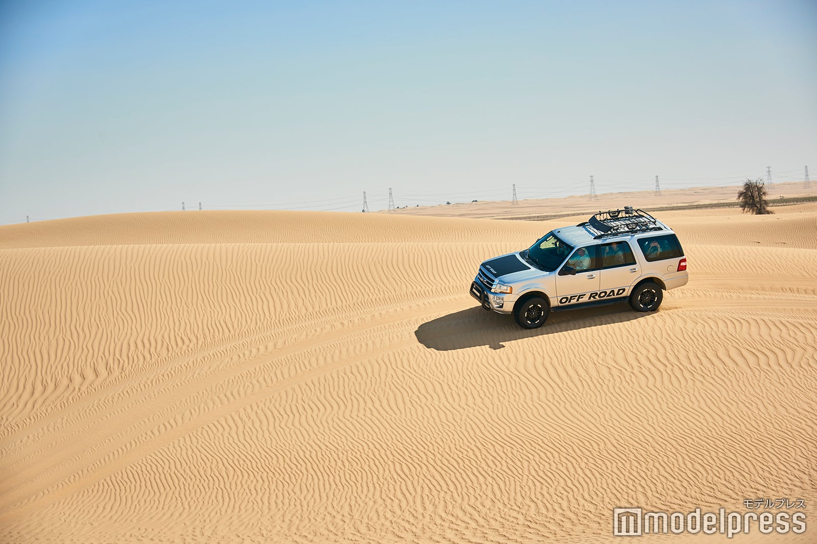 砂漠をダイナミックに疾走するデザートサファリ（C)モデルプレス