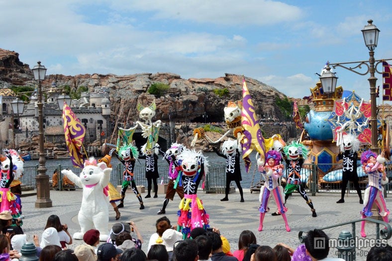 クモやコウモリ、ネコのスケルトンを背負ったスケルトンも登場／「ハロウィーン・デイドリーム ―スケルトンズ・サプライズ」TDS