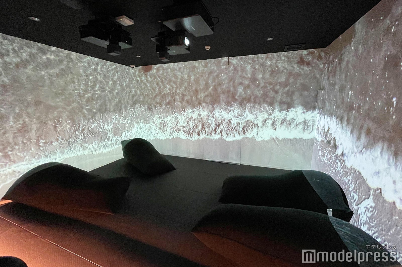 Warp Squareで圧倒的な没入感を（C）モデルプレス
