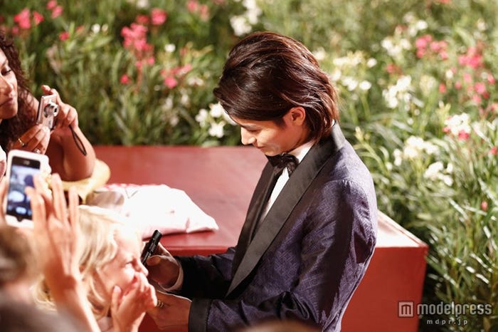 サインを求めるファンに応じる三浦春馬(C)LEIJIMATSUMOTO/CAPTAIN HARLOCK Film Partners